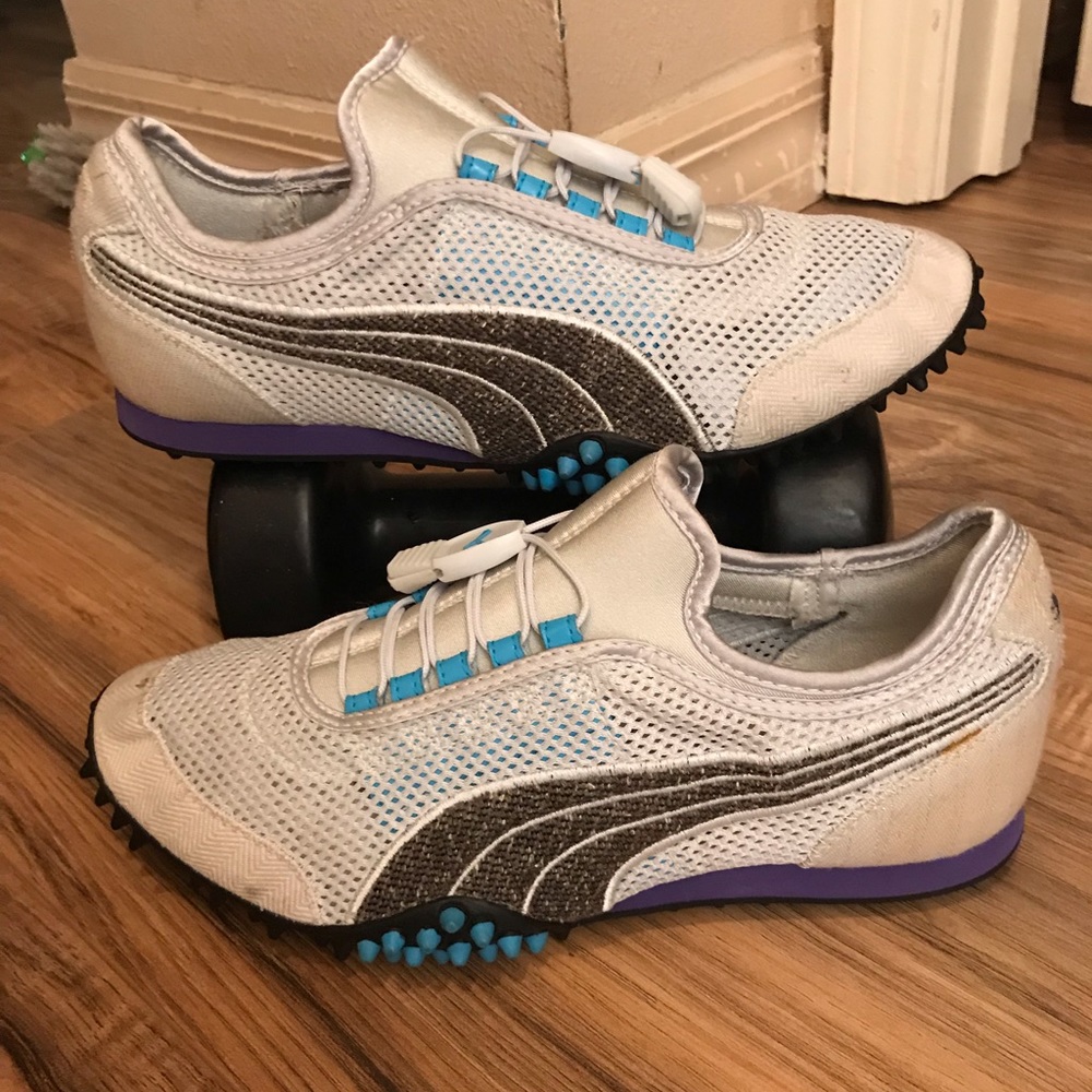 Woman’s puma golf shoes.